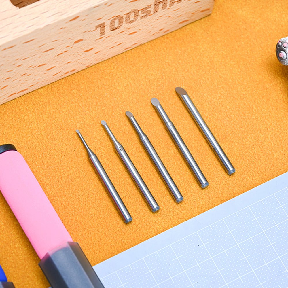 Model Curved-Edge Carving Knife