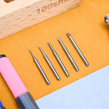 Model Curved-Edge Carving Knife